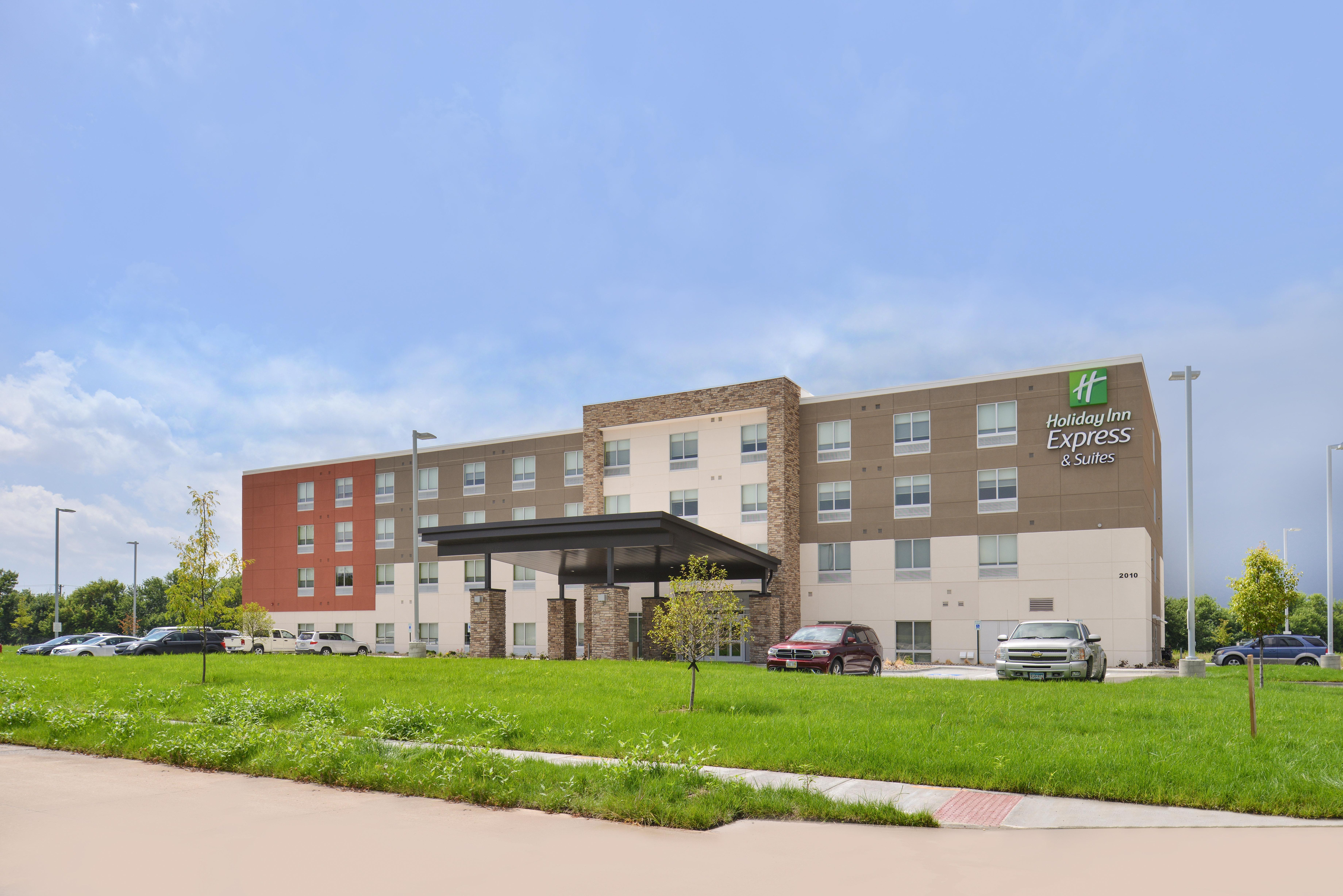 Holiday Inn Express & Suites Omaha Airport By Ihg Carter Lake Экстерьер фото